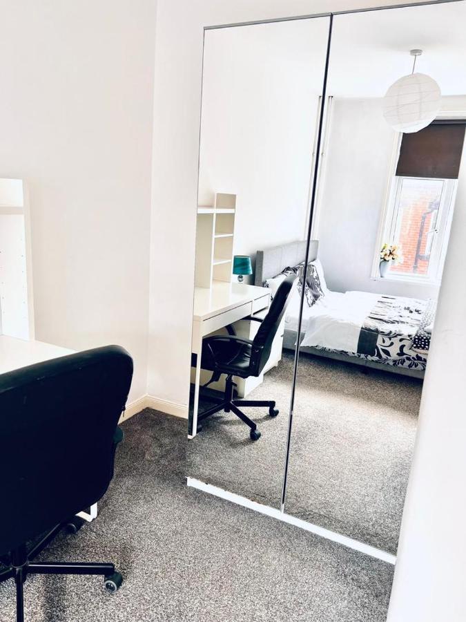 Private Room Close To Leeds University And City Centre Eksteriør billede