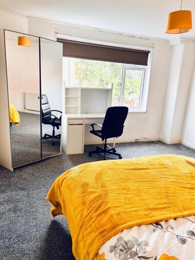 Private Room Close To Leeds University And City Centre Eksteriør billede