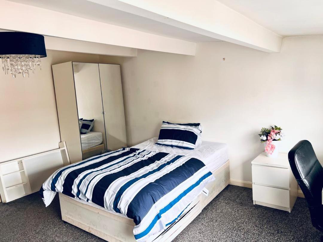 Private Room Close To Leeds University And City Centre Eksteriør billede